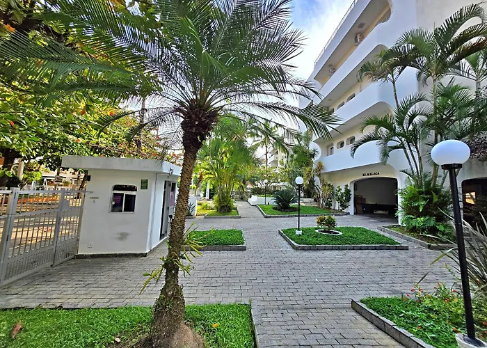 02 dorms c/suíte, Varanda, só 02 quadras da praia Guarujá